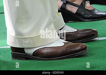 Zwei Ton Brogues und Oxford Taschen, auf dem Display an der Chap-Olympiade, Bedford Square, London. Stockfoto