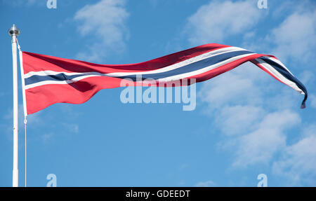 Bunte Norwegen Flagge im Wind, Alesund, Norwegen, mehr Og Romsdal, Skandinavien, Europäische Stockfoto