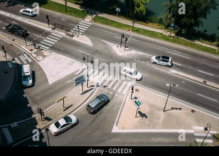 Bewegung des Autos während der sonnigen Sommertag auf dem Boulevard De La Ligne in Avignon, Frankreich. Blick auf die Straße von der Burg-wal Stockfoto