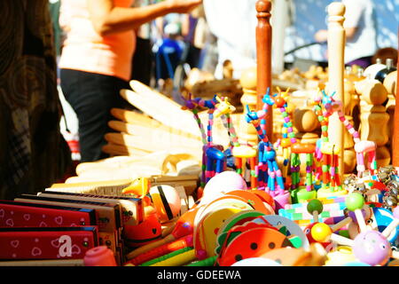 Stadt feier Messe. Bezirk joniskis, Siauliai, Litauen. Küchengeräte aus Holz im freien Markt. Stockfoto
