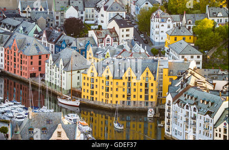 Blick vom Aksla Brosundet Kanal und Fassade des Art Noveau Gebäude und Boote. Alesund, Norwegen, mehr Og Romsadal, Stockfoto