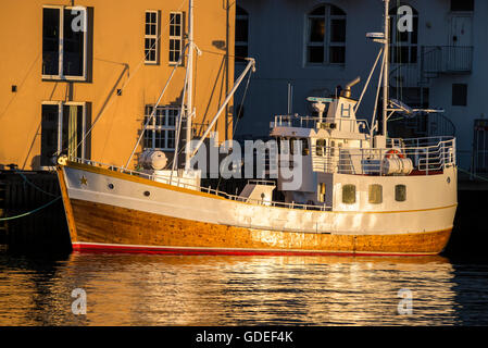 Bunte Fischerboot in Brosundet Canal verankert. Alesund, Norwegen, mehr Og Romsda, Skandinavien, Europeanl Stockfoto