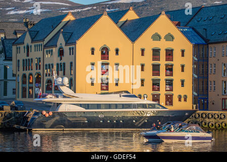 Boot am Brosundet-Kanal Kreuzfahrt. Mega Yaght vertäut neben Hotel. Alesund, Norwegen, mehr Og Ramsdal, Norwegen, Skandinavien Stockfoto