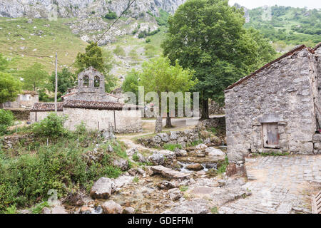 Bulnes, Dorf, in den Berg Macizo Central Region, in Asturien. Wandern in Picos de Europa, Europa National Park, Nordirland, Spanien, Cafe, Essen. Stockfoto