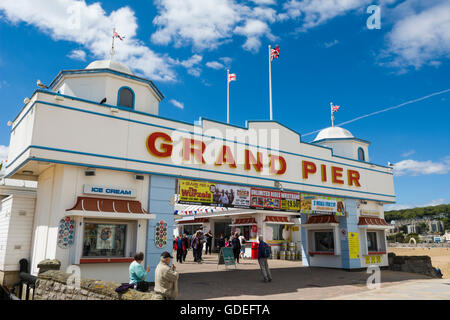 Der Eingang zum Grand Pier in den Badeort Weston-super-Mare, North Somerset, England. Stockfoto