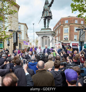 Nigel Farage (c), UKIP Parteiführer, gibt eine kurze Rede mit Chris Adams, UKIP Kandidat für Aylesbury Stockfoto