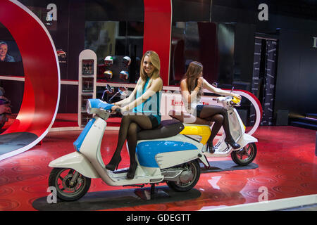 EICMA 2011 oder auch bekannt als Mailand Motorcycle Show. Es ist die wichtigste Messe über Motorrad. Lambretta Stand mit Modellen Stockfoto