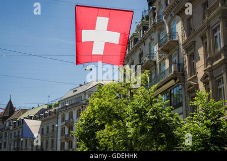 Schweizer Flagge, die in den Strassen von Zürich, Schweiz Stockfoto