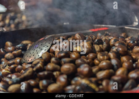 Nahaufnahme der gerösteten Kastanien im Markt, Bordeaux, Frankreich Stockfoto