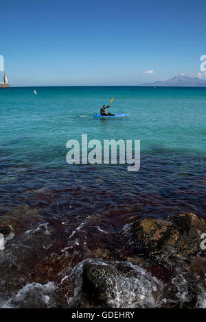 Mann Kajak, Tarifa, Andalusien, Spanien Stockfoto