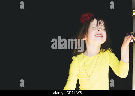 Porträt von lächelndes Mädchen in Tür stehe Stockfoto