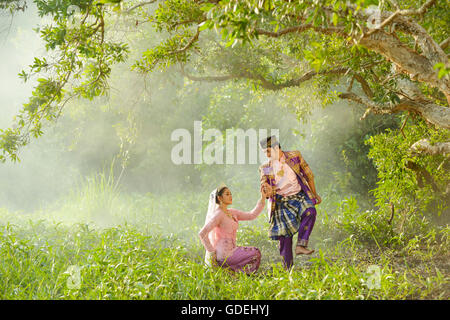 Mann und Frau in traditioneller Kleidung, tanzen, Asien Stockfoto