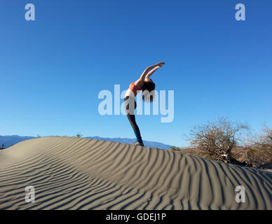 Frauen tun zurück biegen auf Sand Düne, Death Valley National Park, Kalifornien, USA Stockfoto