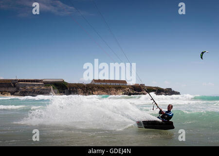 Mann, Kite-Surfen, Strand Los Lances, Tarifa, Andalusien, Spanien Stockfoto