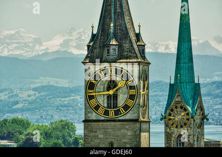 Fraumünster und St. Peter Kirche Türme und Uhr Gesicht, Zürich, Schweiz Stockfoto