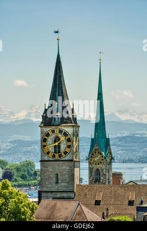 Fraumünster und St. Peter Kirche Türme und Uhr Gesicht, Zürich, Schweiz Stockfoto