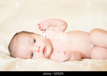 Neugeborenes Baby junge liegend auf Decke Stockfoto