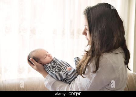 Mutter Holding neugeborenes Baby boy Stockfoto