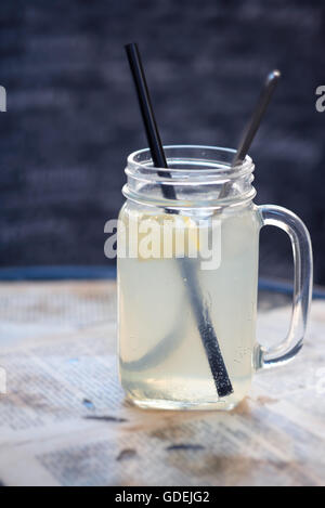 Hausgemachte Limonade in einem großen Glas Stockfoto