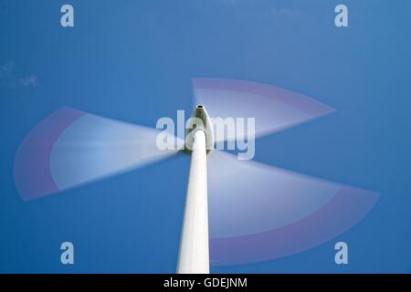 Niedrigen Winkel Ansicht einer Windkraftanlage in Bewegung, Niedersachsen, Deutschland Stockfoto