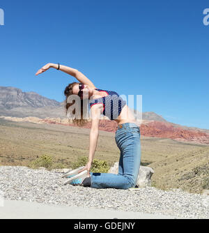 Frauen, die Kamelyoga in der Wüste, Red Rock Canyon, Nevada, USA machen Stockfoto