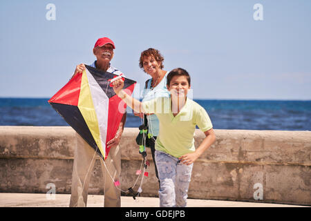 Happy Tourist Familie auf Urlaub in Kuba. Hispanische Opa, Oma und Enkel Spaß einen Drachen Stockfoto