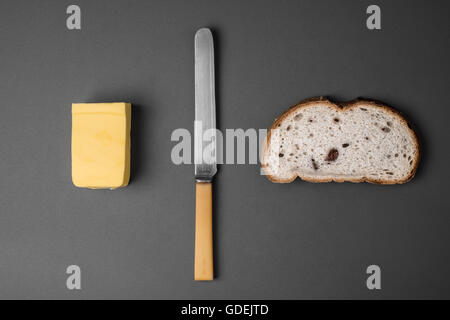 Brot und Butter - Messer, Butter und Brot von oben gesehen Stockfoto