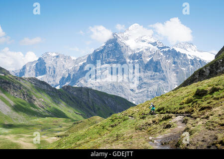 Frau Mountainbike in den Schweizer Alpen, Grindelwald, Schweiz Stockfoto