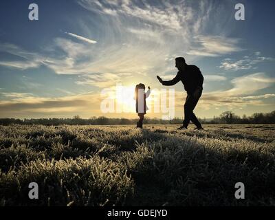 Silhouette von Vater und Tochter hohe fiving Stockfoto