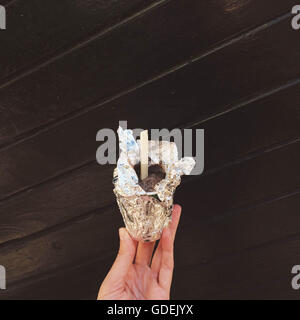 Frau Hand mit Eis Stockfoto