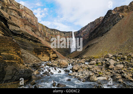 Wasserfall Hengifoss im Tal Fljotsdalur in der Nähe von Egilsstadir in Ost-Island. Stockfoto