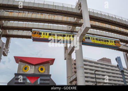 Japan, Chiba City, hängende Einschienenbahn Stockfoto