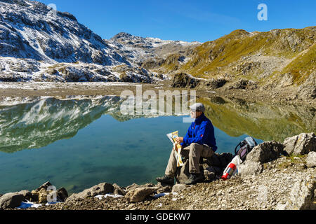 Wanderer auf den Seen Lais da Rims im Bereich Lischana im Unterengadin, Schweiz. Stockfoto