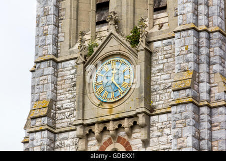 Uhr Detail mit Kolonisation am Turm von St. Michael der Erzengel-Kirche, Teignmouth, Devon. Stockfoto