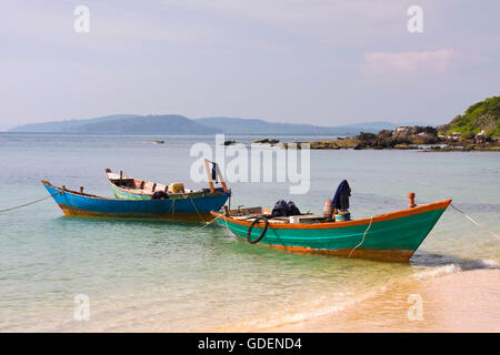 Angelboote/Fischerboote am Strand, Duong Dong Stadt, Insel Phu Quoc, Vietnam Stockfoto