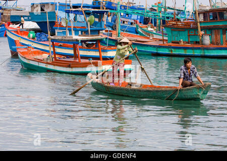 Vietnamesin im Ruderboot, Insel Phu Quoc, Vietnam Stockfoto