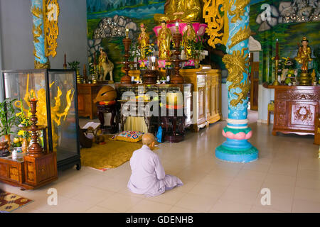 Mönch in Pagode, Cao Dai Tempel in Tay Ninh, Vietnam Stockfoto