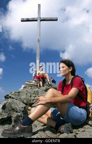 Wanderer am Gipfel zu überqueren, Grosser Arber, Bayerischer Wald, Bayern, Deutschland Stockfoto