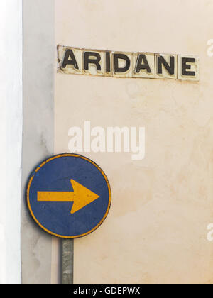 Rostige Verkehr ein Signal und Straße Name. Spanien. La Palma Stockfoto