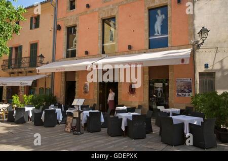 Street Cafe, Restaurant in der Altstadt von Alcudia, Mallorca, Mallorca, Balearen, Spanien Stockfoto