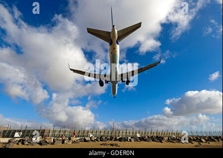 Landung Flugzeug, Flughafen Arrecife, Lanzarote, Kanarische Inseln, Spanien ILandendes Flugzeug, Arrecife, Lanzarote, Kanarische Inseln, Spanien Stockfoto