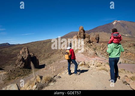 Wanderer, Los Roques Im Parque Nacional del Teide, Teneriffa, Kanarische Inseln, Spanien Stockfoto