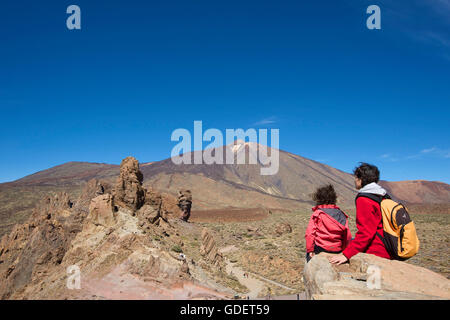 Wanderer, Los Roques Im Parque Nacional del Teide, Teneriffa, Kanarische Inseln, Spanien Stockfoto