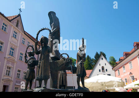 TA¨nzelfest-Brunnen in der alten Stadt Kaufbeuren, Allgäu, Bayern, Deutschland Stockfoto