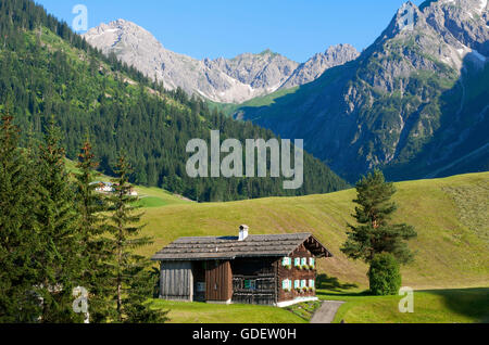 Traditionelle Bauernhäuser, Kleinwalsertal Tal, Allgäu, Vorarlberg, Österreich Stockfoto