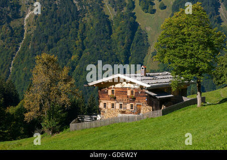 Traditionelles Bauernhaus in Gerstruben in der Nähe von Oberstdorf, Allgäu, Bayern, Deutschland Stockfoto