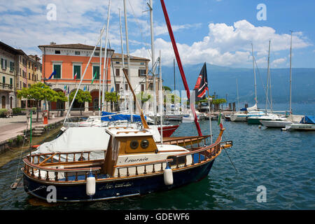 Hafen, Gardone Riviera, Gardasee, Lombardei, Italien / Lago di Garda Stockfoto