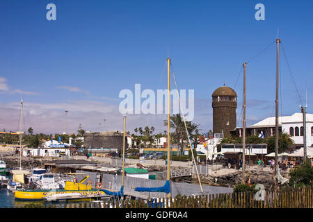 Marina mit Leuchtturm in Caleta de Fustes, Fuerteventura, Kanarische Inseln, Spanien, Europa Stockfoto