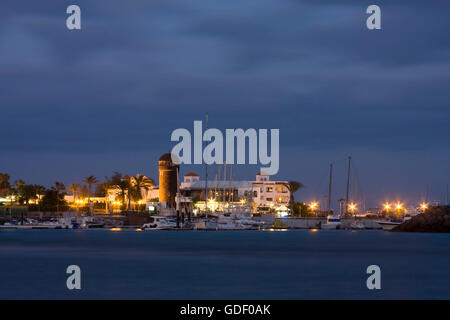 Marina mit Leuchtturm, Caleta de Fustes, Fuerteventura, Kanarische Inseln, Spanien, Europa Stockfoto