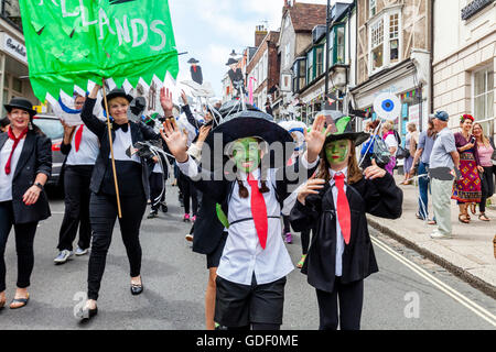 Einheimische Kinder In Parade durch die Straßen von Lewes während der jährlichen Schulen "Moving On" Parade, High Street, Lewes, UK Stockfoto